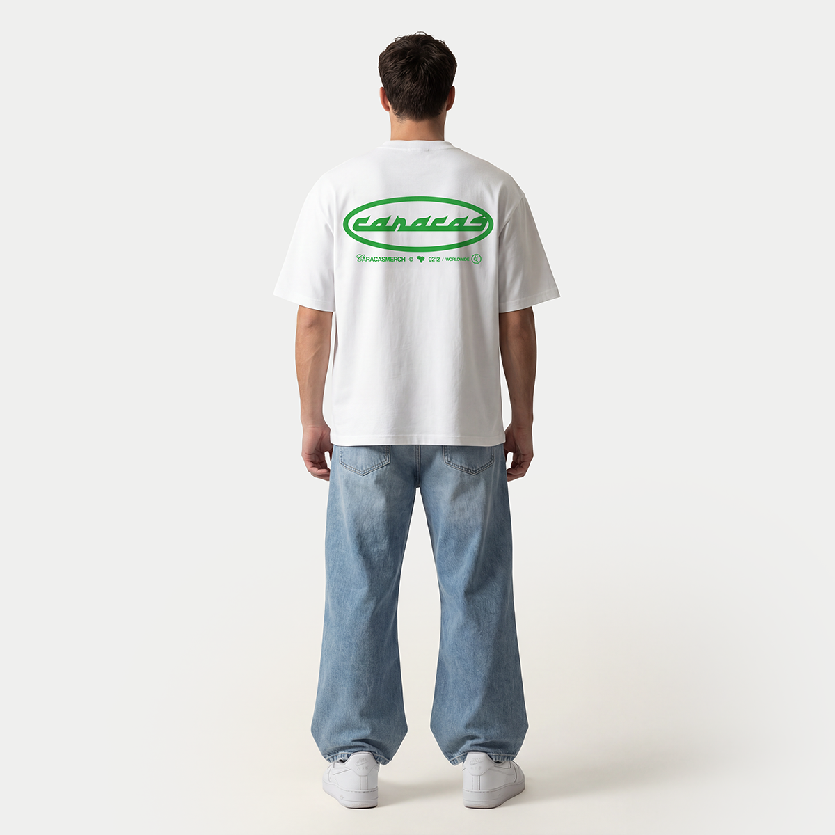 Modelo llevando la camiseta blanca «Caracas Archives» de Caracas Merch